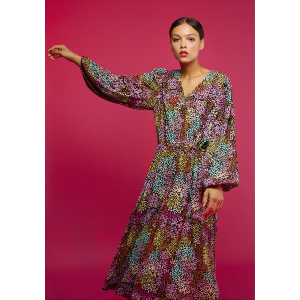 Elegant Lang Kjole IXELISE med Sorte Blomster - Tidsløs Stil