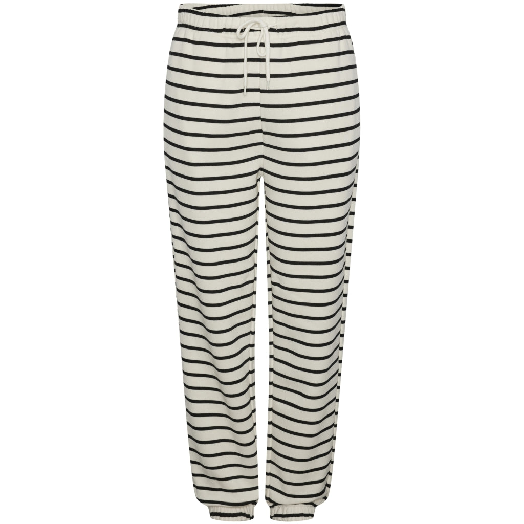 Stribede sweatpants fra PIECES - Cloud Dancer Black tilbud!