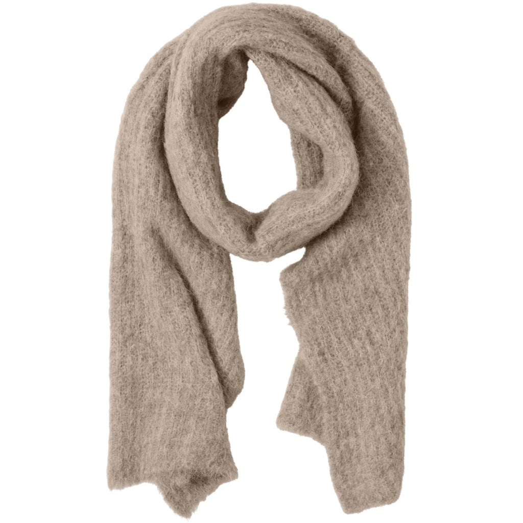 Elegant sølv mink halstørklæde fra PIECES - Must-have!