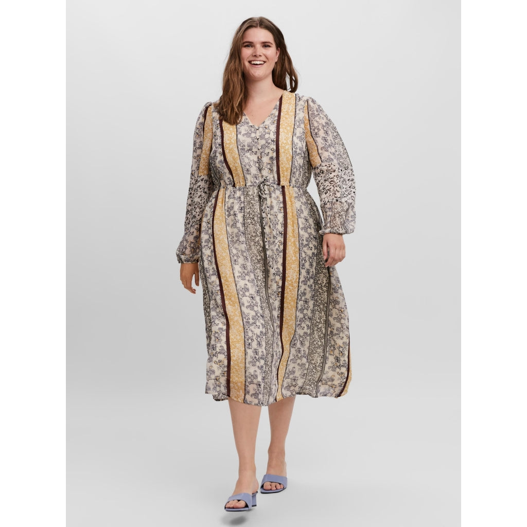 Vero Moda Curve VMNORA Midi Kjole - Elegance til hverdag!